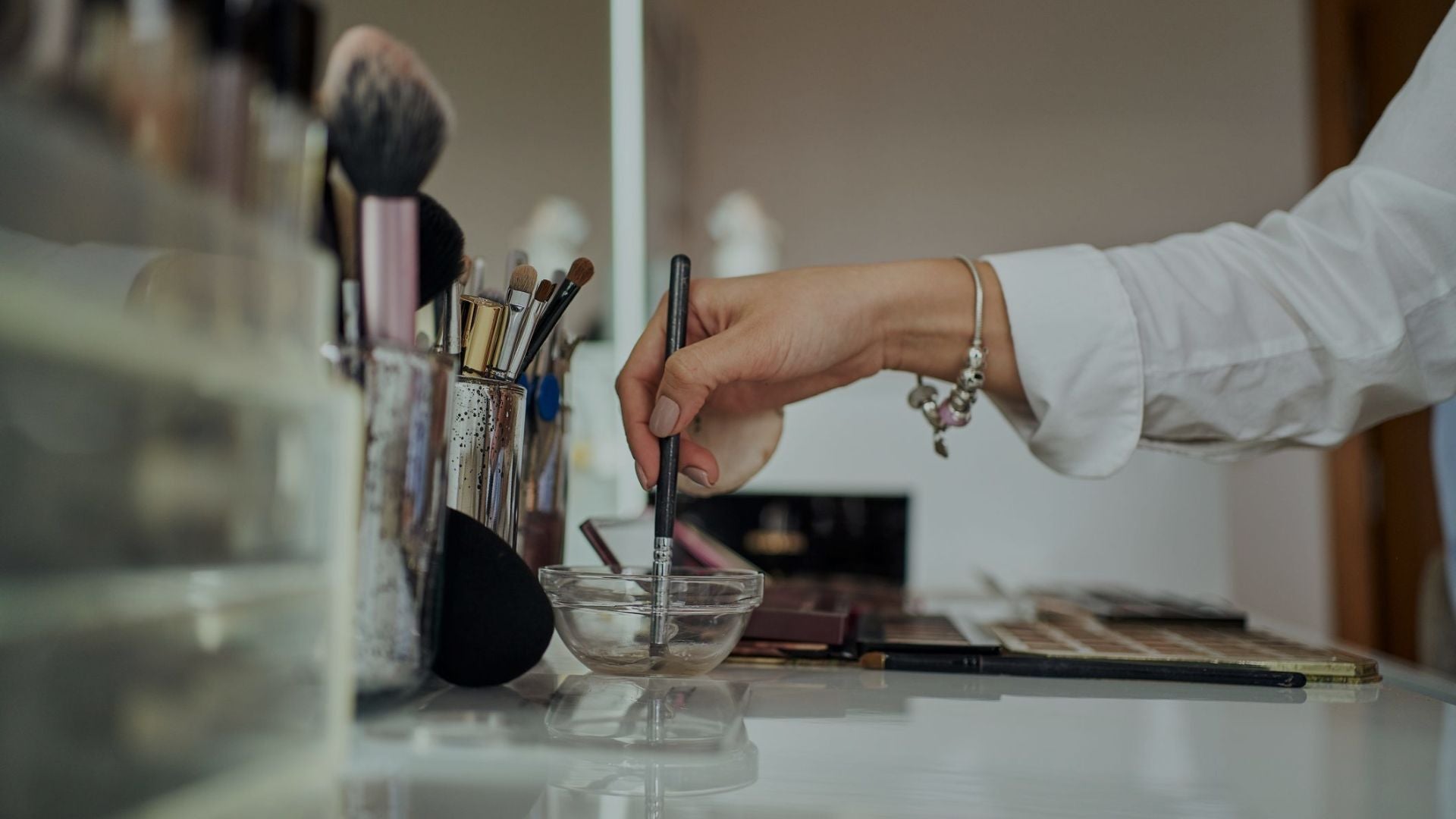 Easy 6 Sustainable Ways To Clean Makeup Brushes - Doll Smash Cosmetics Limited